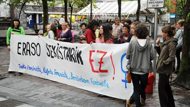 Herritar talde batek salatu zuen atzo, Castro Urdialeseko hilketa.  