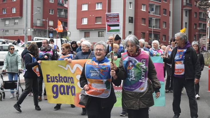 Herriko kaleak hartu dituzte helduenek, Dinokorrikarekin