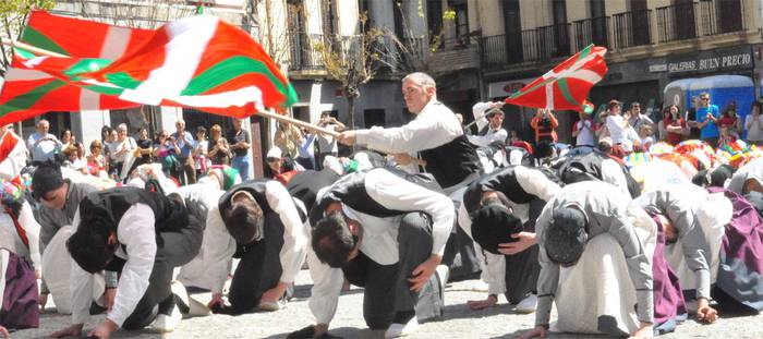 Euskal Herri osoa dantzan bihar, Hernaniko kaleetan