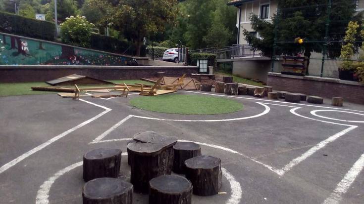 Eskolako patioan San Antonioetan egin ziren txikizioak salatu nahi ditu eskolak 