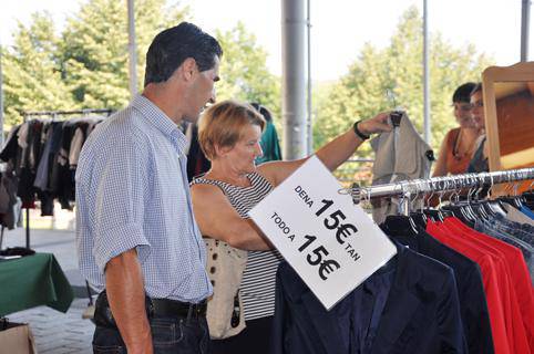 Stockean geratu diren jantzi eta konplementuak, azokara
