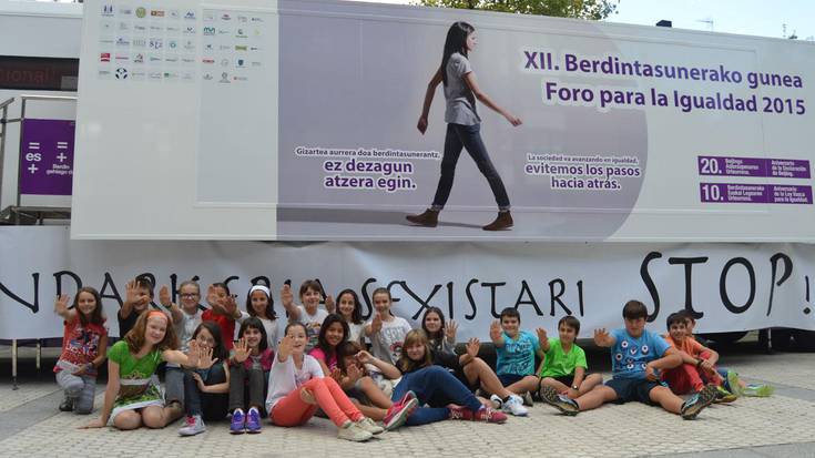 Iragarkietako mezu sexistak aztertu zituzten ikasleek