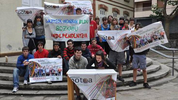 Bilduren aldeko bozka eskatu dute herriko arlo ezberdinetako 
gazteek