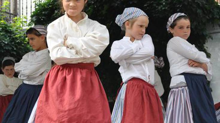 Arratsaldea girotzeko dantza eta bertsoak