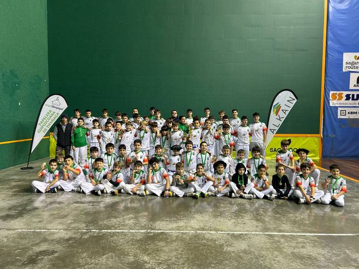 Txapelketetan esperientzia pilatzen jarraitzen dute Hernaniko pelotariek