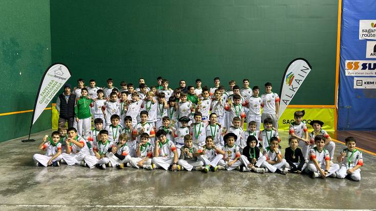 Txapelketetan esperientzia pilatzen jarraitzen dute Hernaniko pelotariek