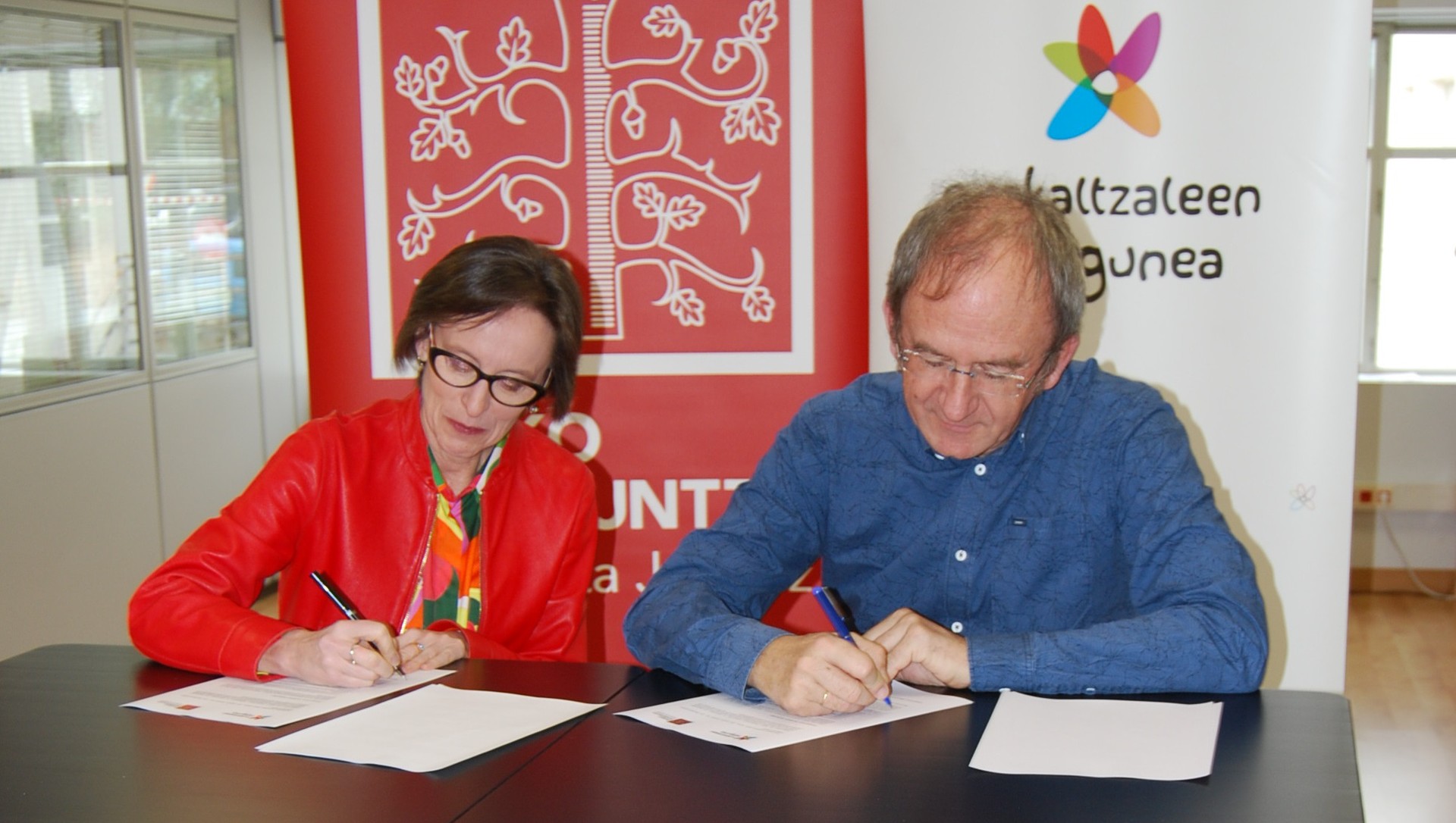 Lankidetza hitzarmena sinatu dute Topaguneak eta Eusko Ikaskuntzak