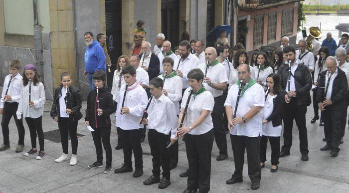«Guztiok kalera, San Joan eguna ospatzera!»