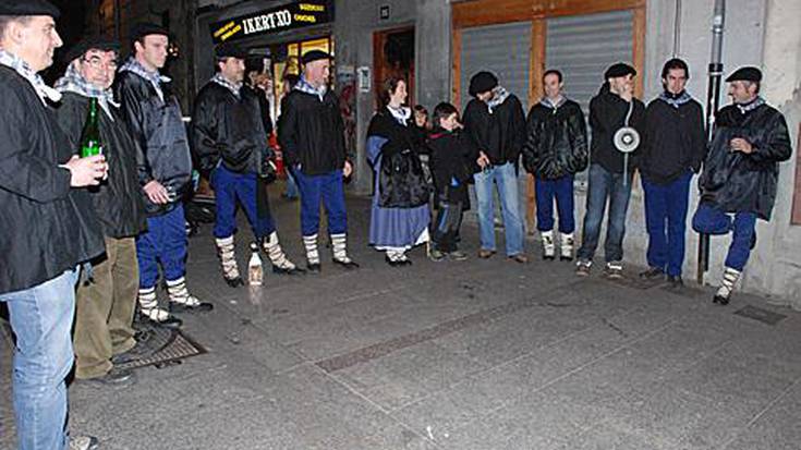 Legearekin kunplitu eta urte zaharra kopla bidez agurtu zuten