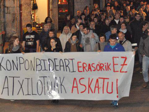 Mobilizazioetan parte hartzera deitu dute, atxiloketei erantzunez