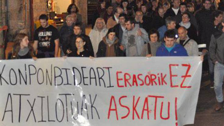 Mobilizazioetan parte hartzera deitu dute, atxiloketei erantzunez