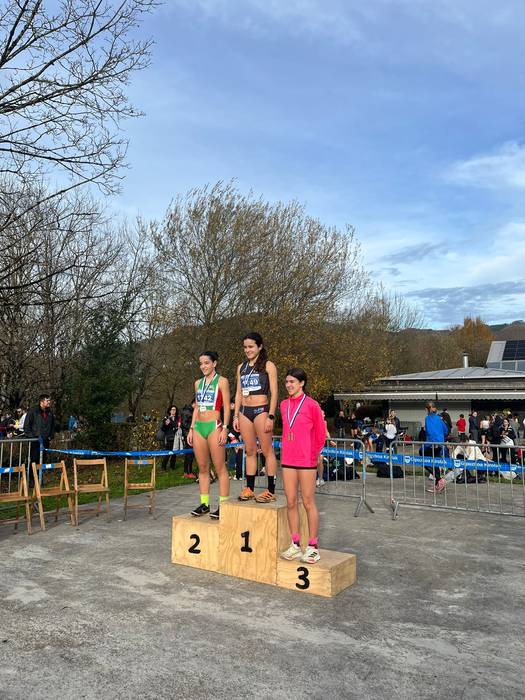 Bi zilar lortu zituzten Hernaniko korrikalariek Ordiziako proban