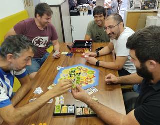 Doako Komikiaren Egunarekin batera, Catan txapelketa Gauekon, bihar