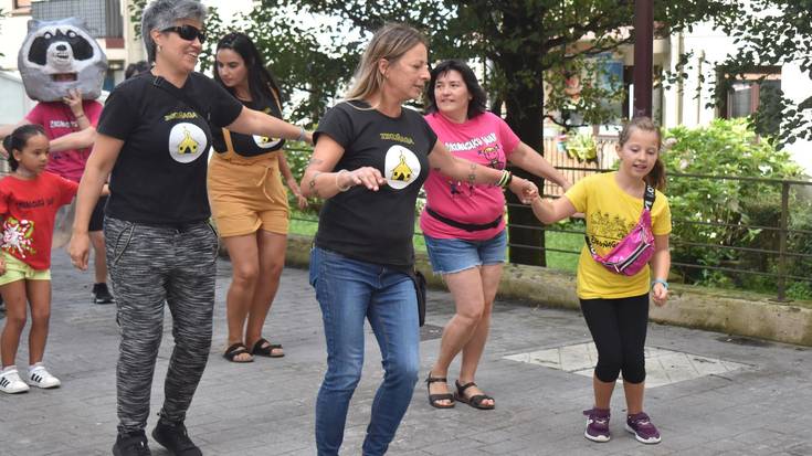 Sagardo dastaketa, txotxongiloak eta gehiago bihartik, Zikuñaga auzoko Jaietan