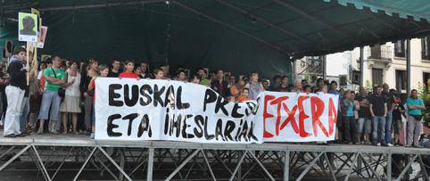 Ehundaka lagunek bat egin zuten Ekitaldiarekin, taulagainean