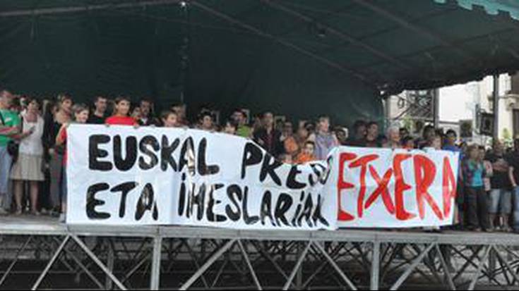 Ehundaka lagunek bat egin zuten Ekitaldiarekin, taulagainean