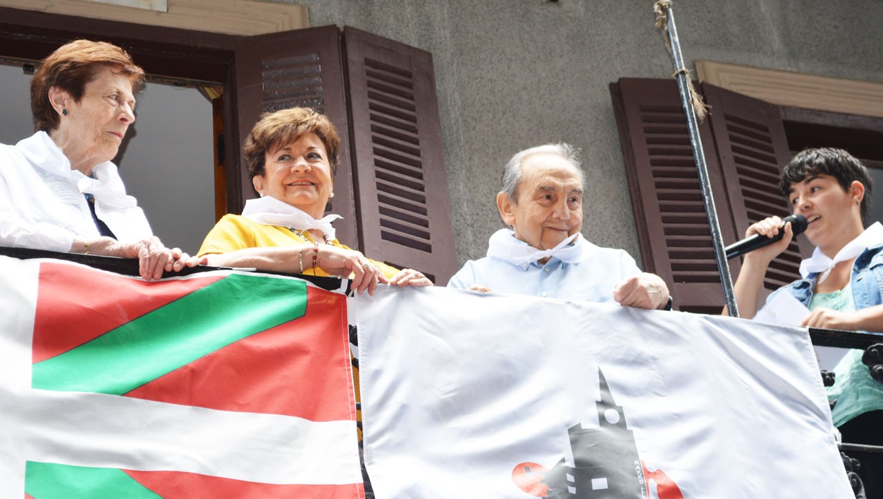 «Muxu eta besarkadarik gabe, ezin da hain maiteak ditugun Kaxkoko festez disfrutatu»
