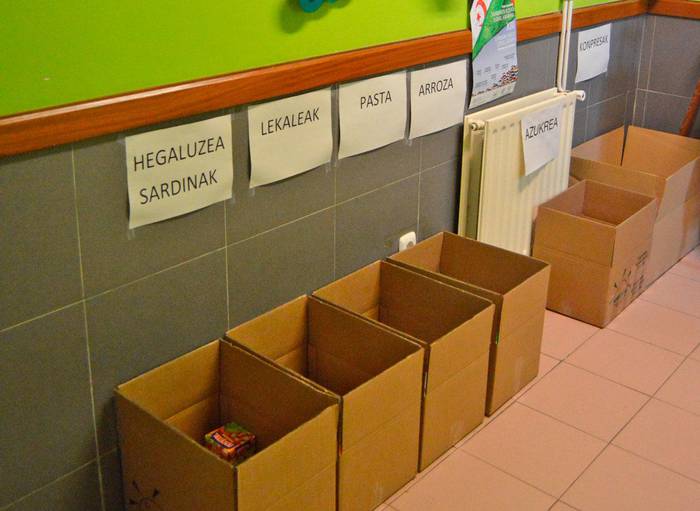 Sahararako janari bilketa martxan ikastolan, ostiralera bitarte