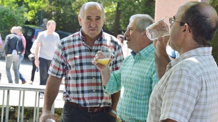 Mus txapelketa, bertsolariak eta herri bazkaria, aperitibo