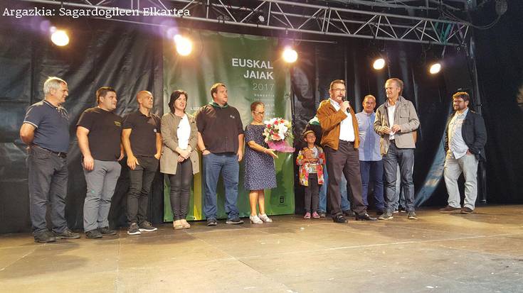 Omenaldi xumea larunbatean sagardogileek, Bereziartuari