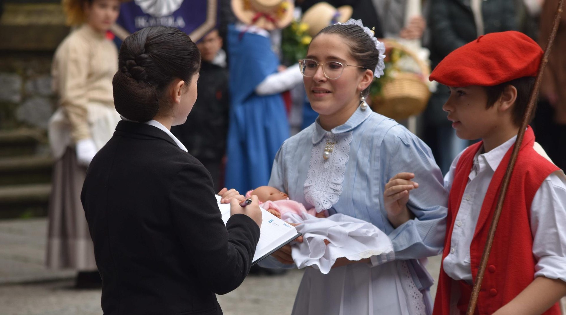Panpinak, makilak eta musika doinu alaiak, Hernaniko Inauteriei ongietorria emateko