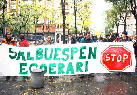 «Alderdien ilegalizazio estrategia antzua eta antidemokratikoa» dela salatu zuten udaletxean egindako itxialdian