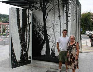 Victor Goikoetxea Zinkoeneako kiosko berria margotzen ari da