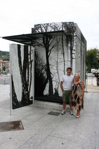 Victor Goikoetxea Zinkoeneako kiosko berria margotzen ari da