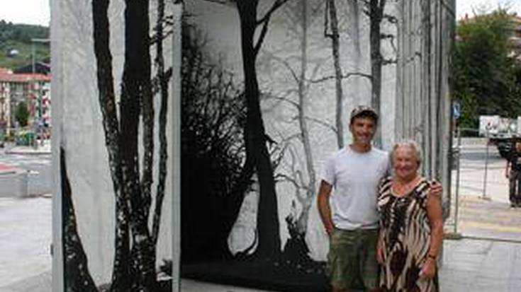 Victor Goikoetxea Zinkoeneako kiosko berria margotzen ari da