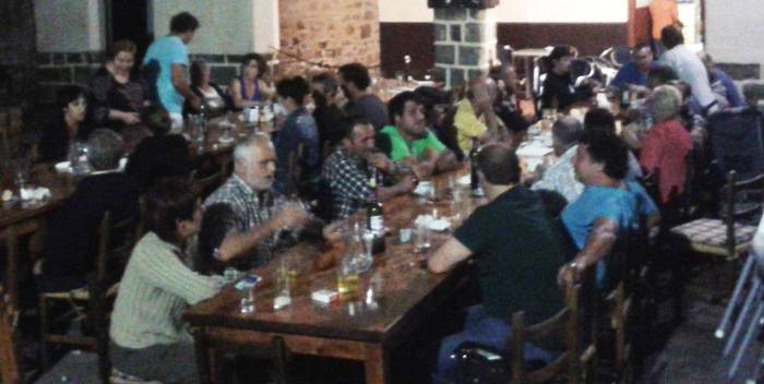 60 lagun elkartu ziren, sardin jatean