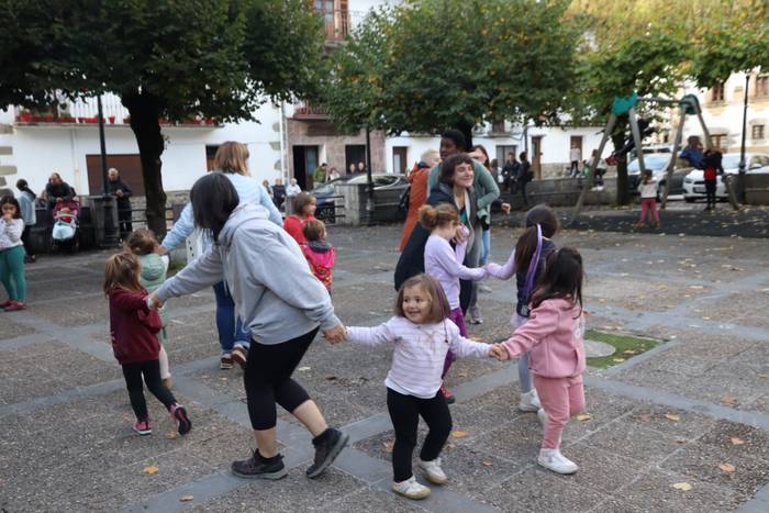 Giro ederra sortu zen Goizuetako Haur, Guraso eta Eskolen topaketan