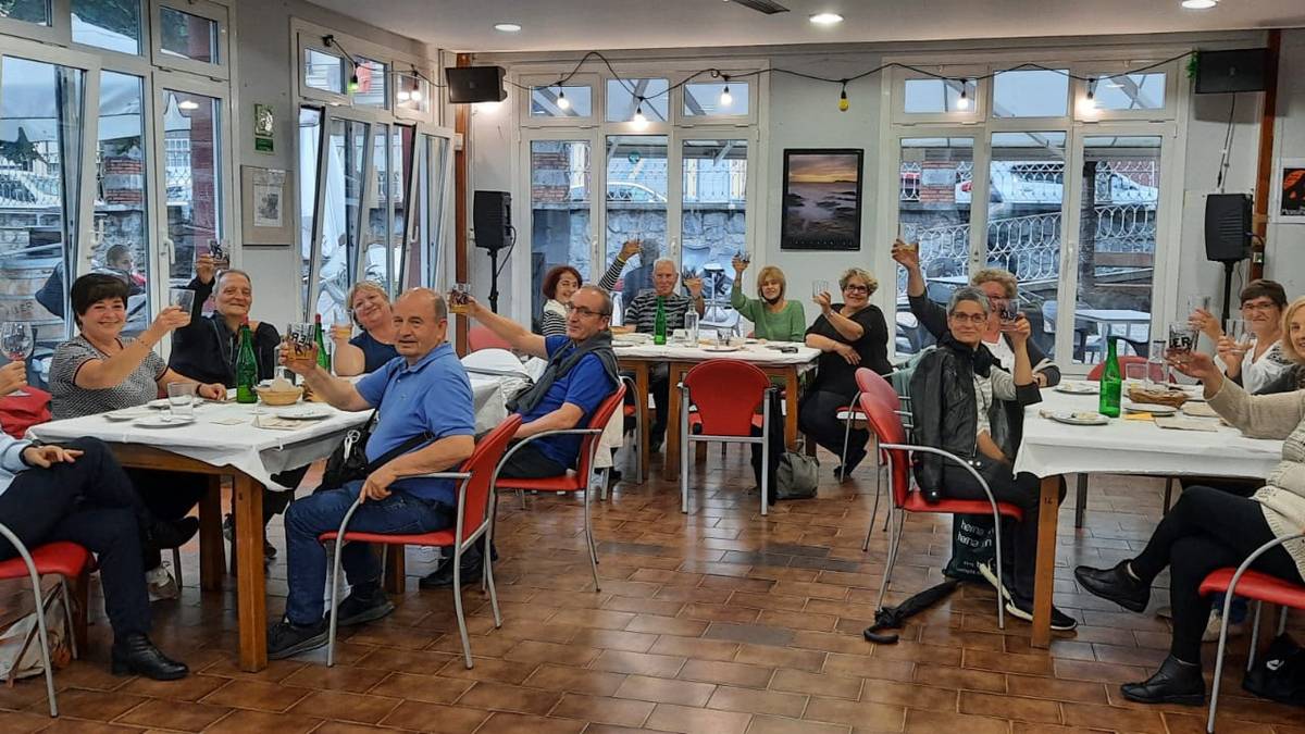 Doberak antolatutako Mintzalaguna egitasmoan izena eman daiteke euskera praktikatu ahal izateko