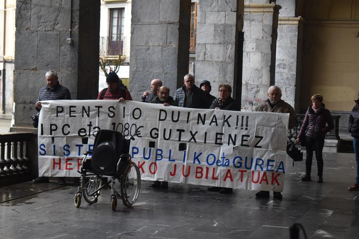 Gaur itzuliko dira pentsiodunak Gudarien plazara