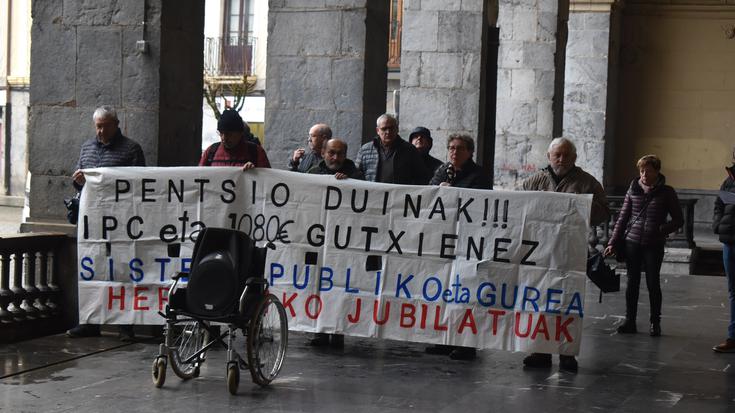 Gaur itzuliko dira pentsiodunak Gudarien plazara