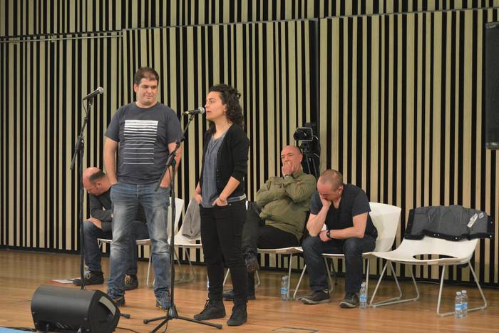 Orduan ere bailarako herritar mordoxka etorri zen Bertso Gutizitara