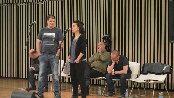 Orduan ere bailarako herritar mordoxka etorri zen Bertso Gutizitara