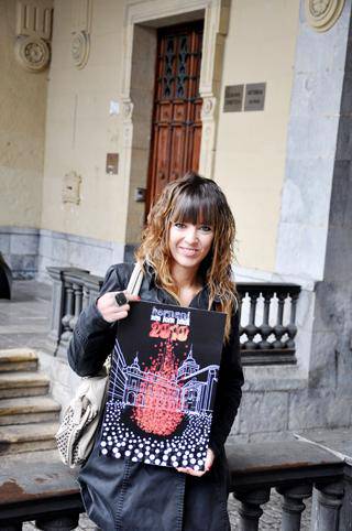 AMAIA URRUZOLA: «Sua, gaugiroa eta betiko 
elementuak uztartu ditut kartelean» 