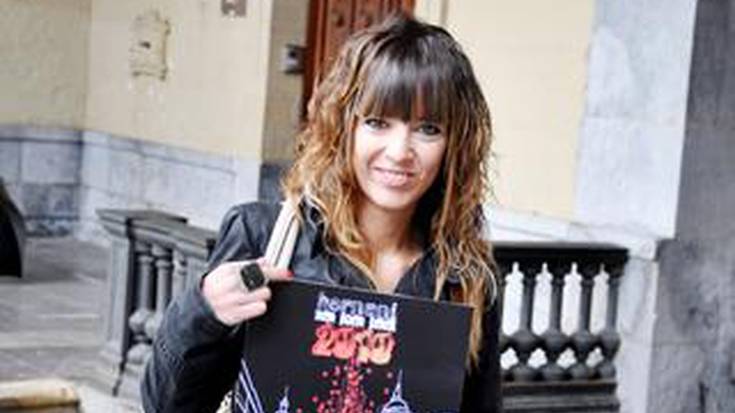 AMAIA URRUZOLA: «Sua, gaugiroa eta betiko 
elementuak uztartu ditut kartelean» 