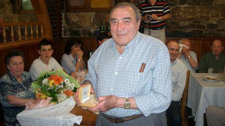 Agustin Urretabizkaiak Txantxagorriko 
urrezko domina 
jaso du.