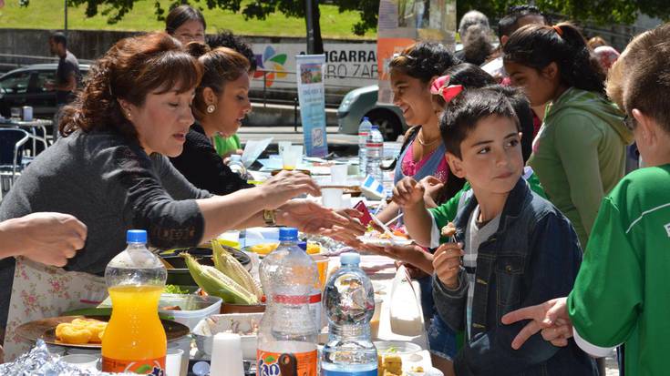Herritar asko  gerturatu zen jakiak probatzera