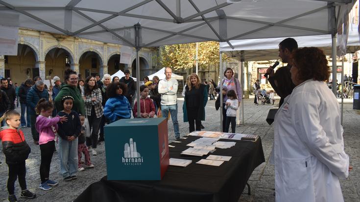 «Herri hizkuntzan azaldu nahi dugu zer den Hernani Burujabe, denek ulertzeko»