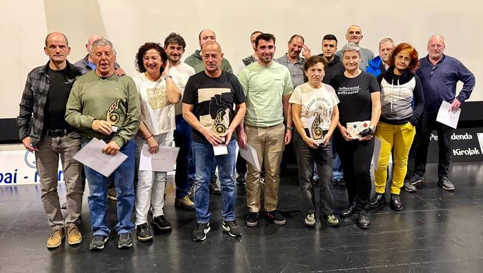 Mendizale Asteari agur, argazki onenak saritu eta gaztetxoei dominak banatuta