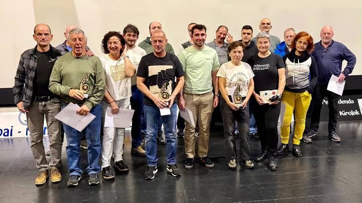 Mendizale Asteari agur, argazki onenak saritu eta gaztetxoei dominak banatuta