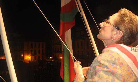 «Gora San Joan, Gora Goiz Eguzki» oihukatuz agurtu zituzten festak