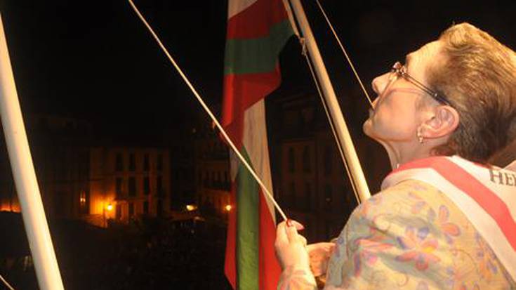 «Gora San Joan, Gora Goiz Eguzki» oihukatuz agurtu zituzten festak