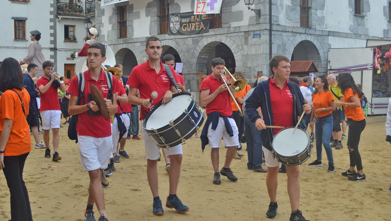 Festetan egunero aterako da Igandea txaranga, herria alaitzera