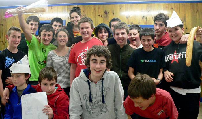 Lagunartea eta bertsolaritza bat eginda, Askizun