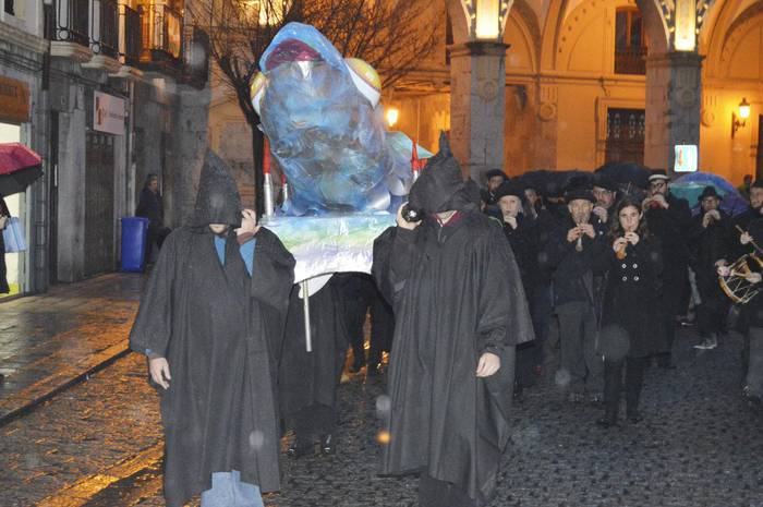 Sardinaren ehorzketarekin,  iraganak bidea ireki dio etorkizunari 