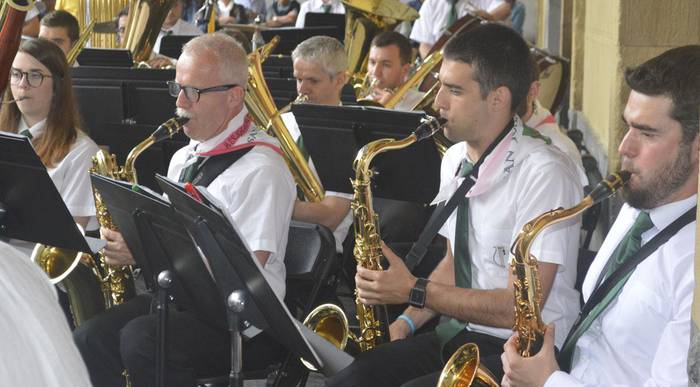 Musika Bandarekin, plaza bete jende