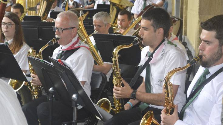 Musika Bandarekin, plaza bete jende